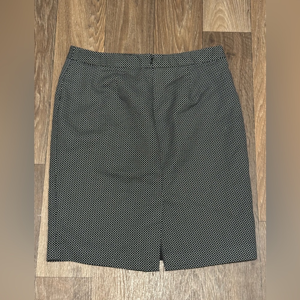 Liz Claiborne Women’s Black and White Skirt Size 8